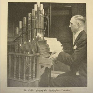 Frederick Kastner usando o seu invento PyrophoneI.  (http://www.oldoerp.de/pyrophon/index.html, 1873)